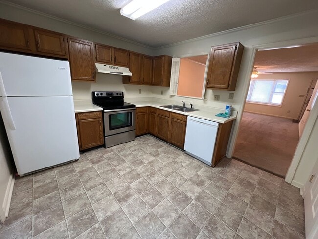 Building Photo - 2 Bedroom Townhouse