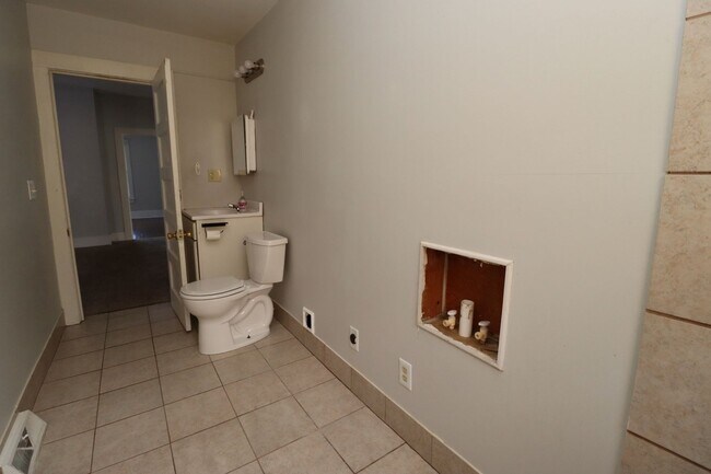 Building Photo - 4910 Colonial Dr