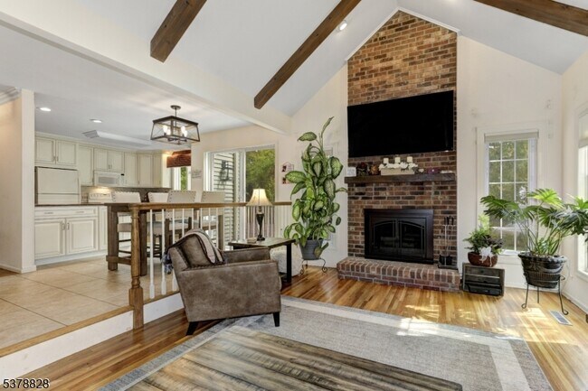 Building Photo - 9 Strawberry Ln