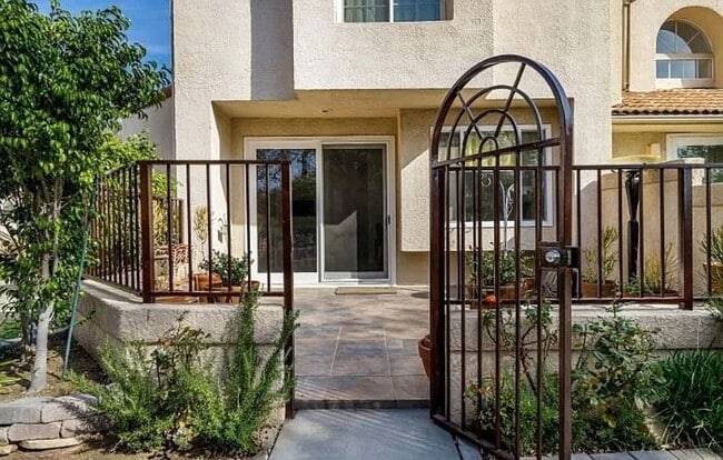 Building Photo - COMPLETELY REMODELED 3 Beds+2.5 Baths 2-st...