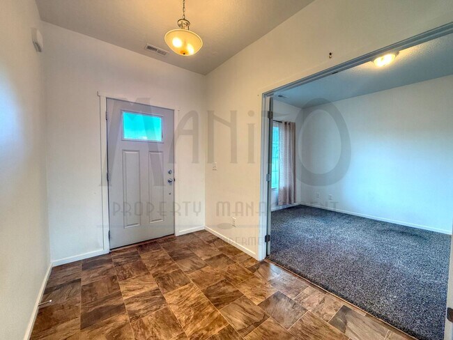 Building Photo - Spacious Airway Heights Home