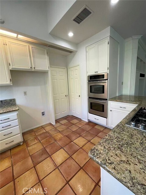 Building Photo - 15 Springbrook Rd