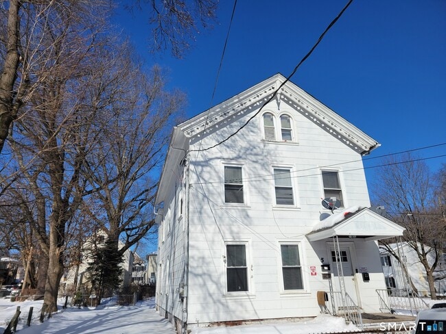 Building Photo - 5 Oak Pl