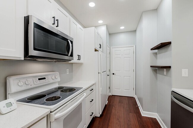 Building Photo - Wonderful 2 bedroom 2 bath Condo End Unit ...