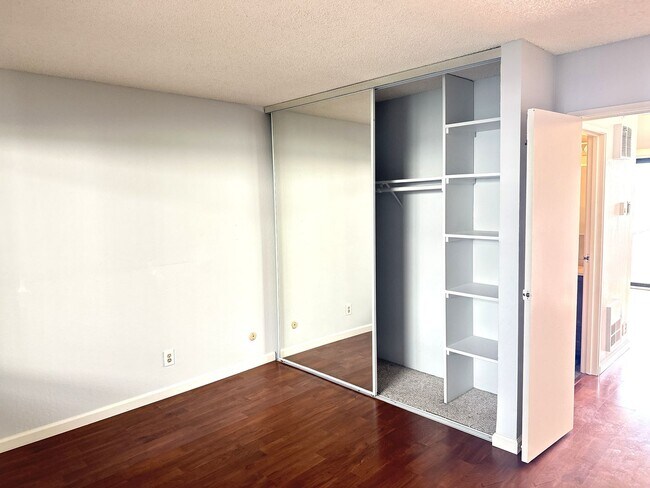 Building Photo - BEAUTIFUL TOP FLOOR  1 BED 1 BATH CONDO W/...