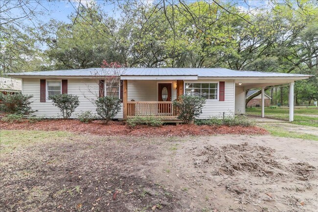 Building Photo - Completely Renovated 3 Bed 2 Bath home wit...