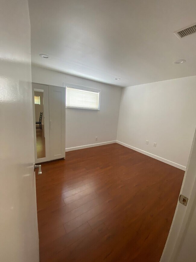 Building Photo - Large house with ample parking, located in Victoria Park, close to US 1 and Broward Blvd.