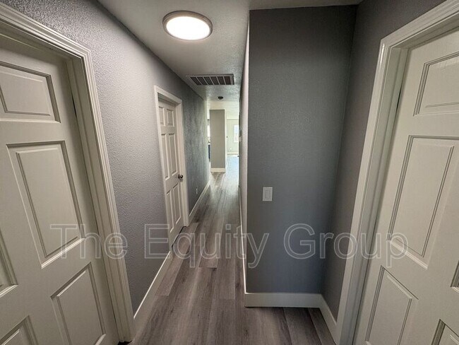 Building Photo - 609 S Acacia Dr