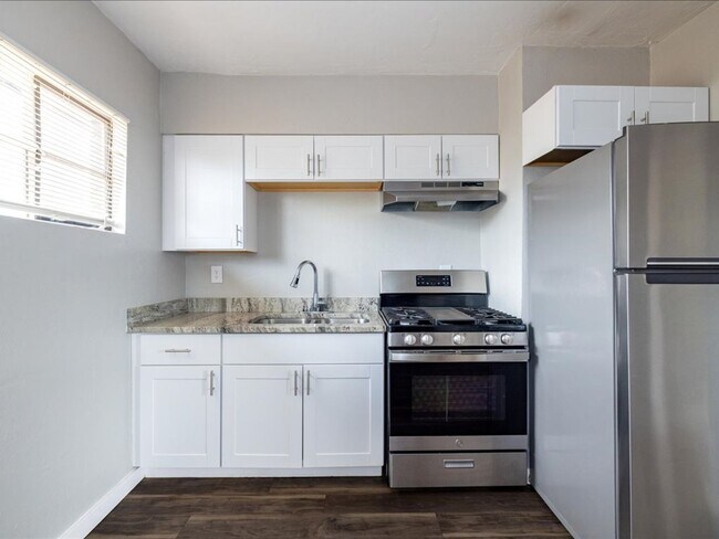 Building Photo - 2 Bedroom 1 Bathroom with Enclosed Backyard!