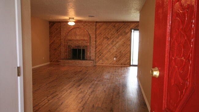 Building Photo - Newly Re-Modeled 3 Bedroom 2 Bath Home nea...