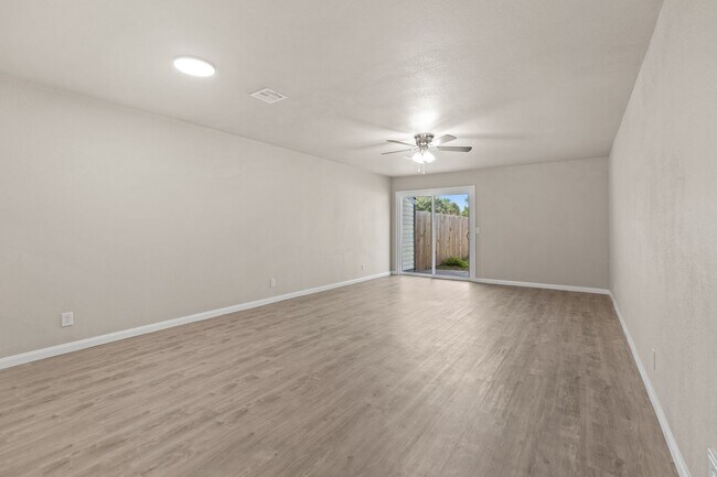 Building Photo - Fully Renovated 3 Bedroom Duplex in the heart of Broken Arrow