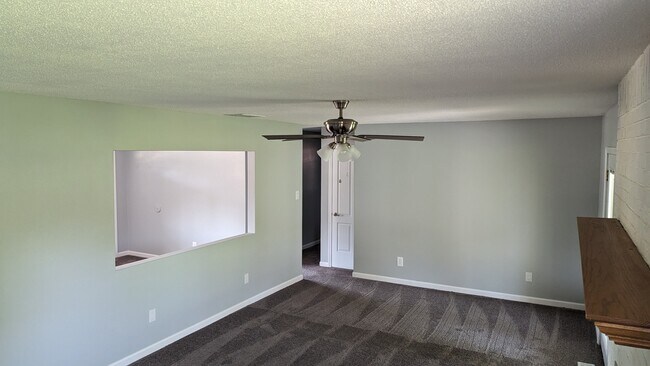 Building Photo - 206 Mockingbird St