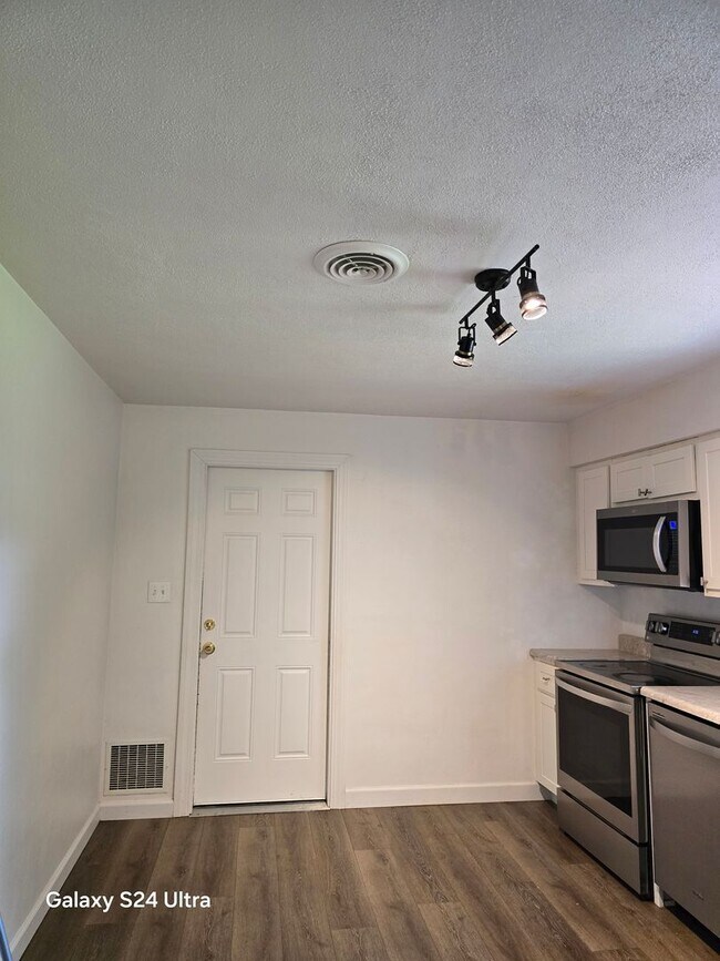 Building Photo - 2101 Caseyville Ave