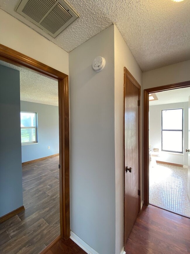 Building Photo - Cedar Hills - Desirable SE neighborhood 3/2/2