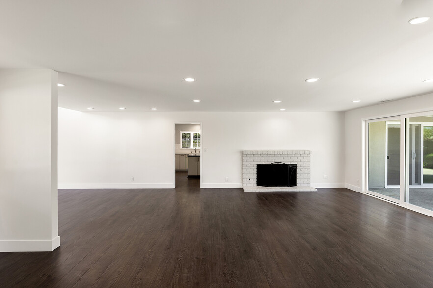 Building Photo - 1901 Altura Dr