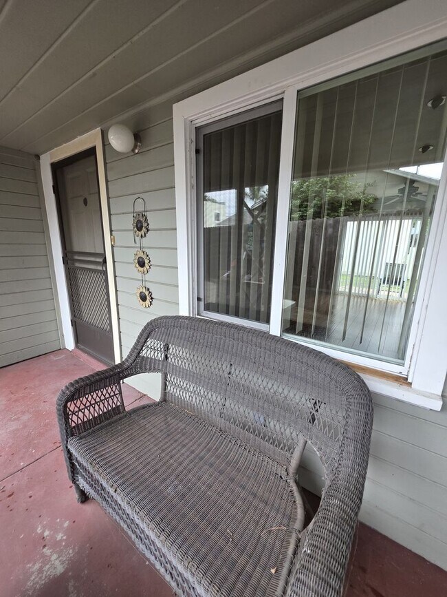 Building Photo - 2072