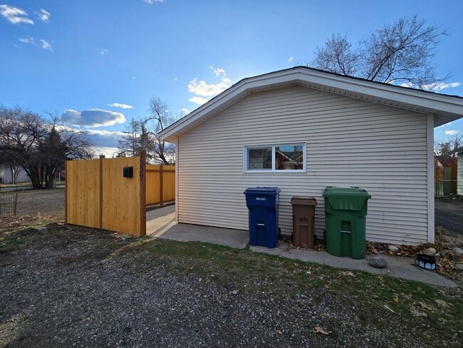 Building Photo - Newly Updated 1 Bed / 1 Bath Bungalow