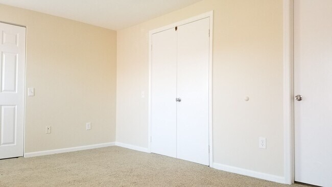 Building Photo - End Unit townhouse in established Frederick neighborhood ready for you!