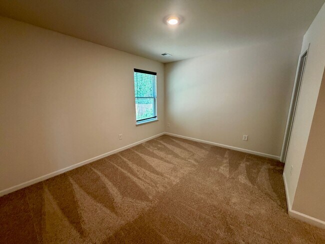 Building Photo - Candler - Three Bedroom Modern Home