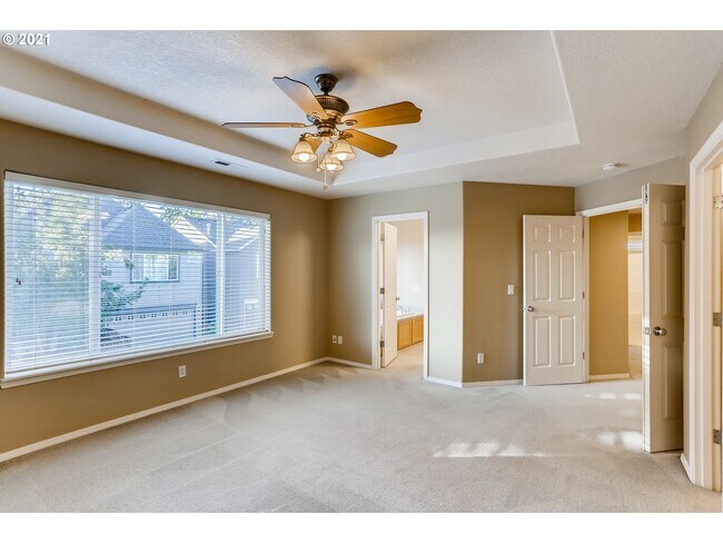 Building Photo - 5683 NE Daventry St