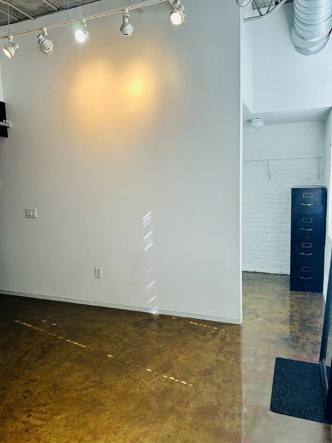 Building Photo - Downtown Living: 1 Bdrm/1 Bath Condo in Fulton Motor Lofts with reserved parking! Available Now!