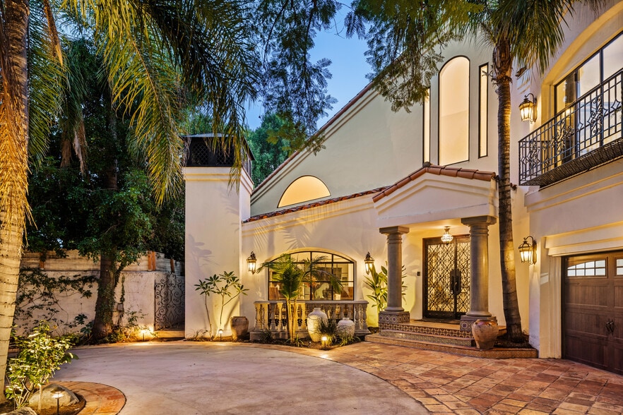 Building Photo - 4909 Woodley Ave