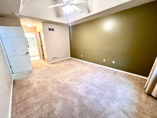 Building Photo - Beautiful Townhome - 3 bedroom 2.5 bath - Must see!