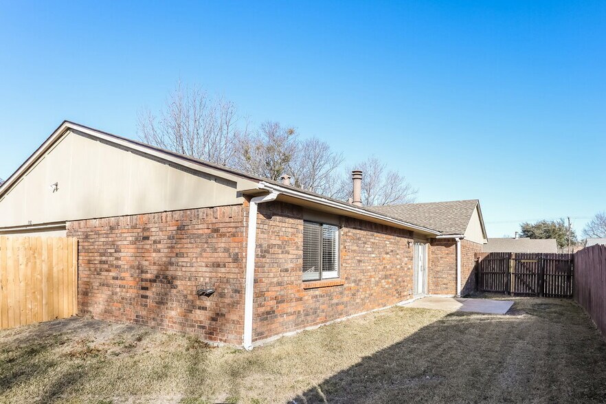 Building Photo - 9010 Millwood Dr