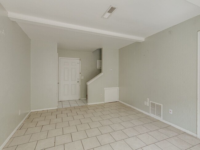Building Photo - MOVE IN SPECIAL NO DEPOSIT OR APPLICATION ...