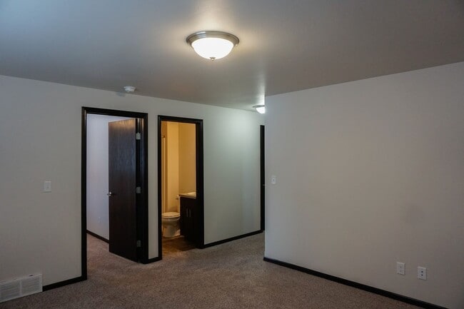 Building Photo - 3 Bed 3 Bath Twin Home