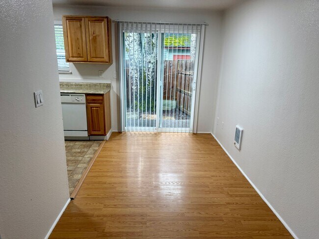 Building Photo - Cool Clean and Crisp-Inner SE Duplex