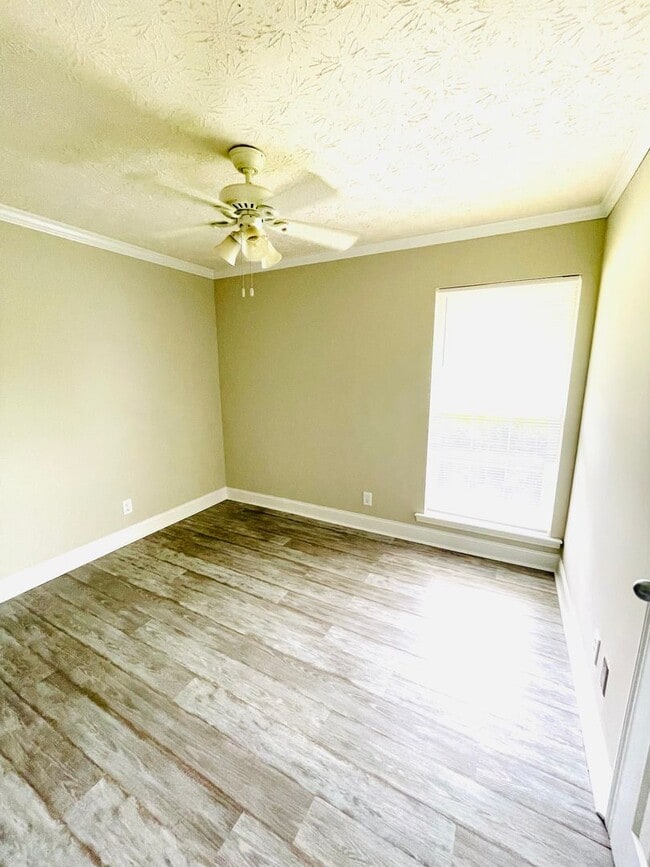 Building Photo - ** 3 Bed 1 Bath located in Woodley Park * ...