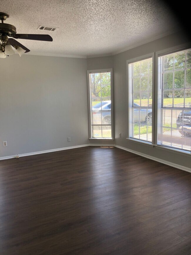 Building Photo - Large Duplex in a quiet cul-d-sac close to...
