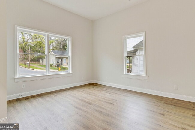 Building Photo - 1006 Maple Ave SW