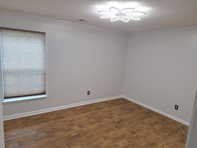 Building Photo - Wonderful Four Bedroom Home Located in Nor...