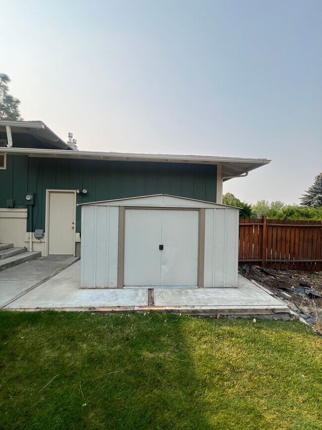 Building Photo - Spacious Family Home in Highland High School Area – Pocatello, ID!