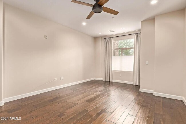 Building Photo - 4909 N Woodmere Fairway