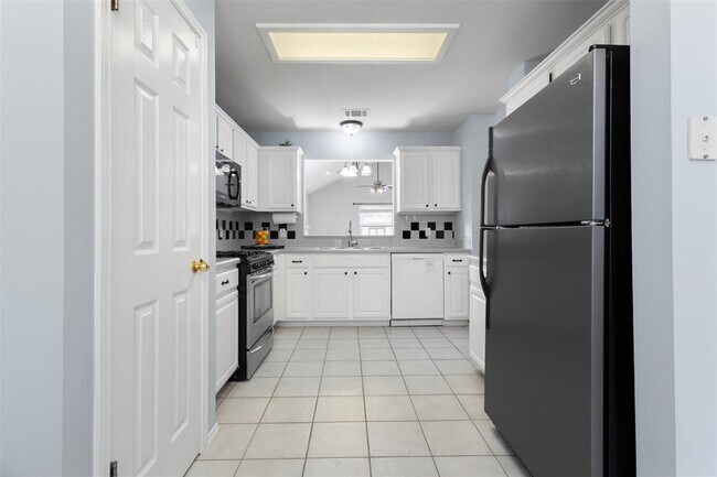 Building Photo - 13400 Bolivia Dr