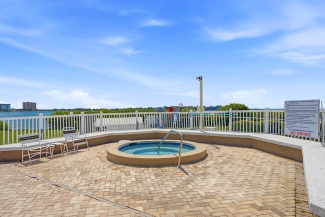 Building Photo - 6105 Palma Del Mar Blvd S