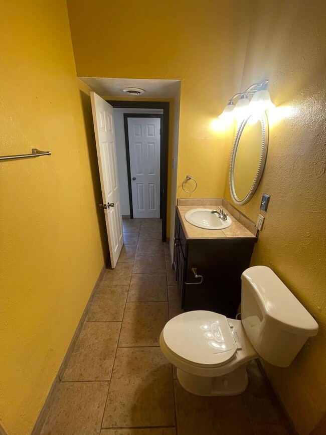 Building Photo - Beautifully Updated 3 Bedroom/2 Bathroom H...