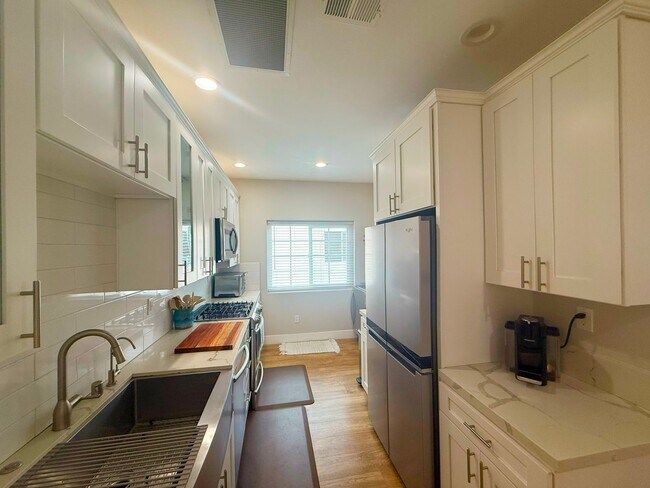 Building Photo - Stylish 3BR/2BA Coastal Home Just Blocks from the Beach