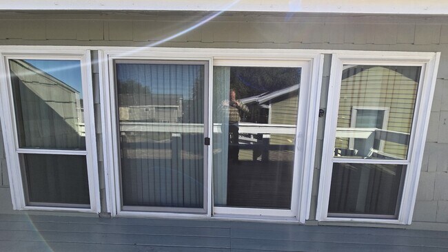 Building Photo - 135 April Point Dr N