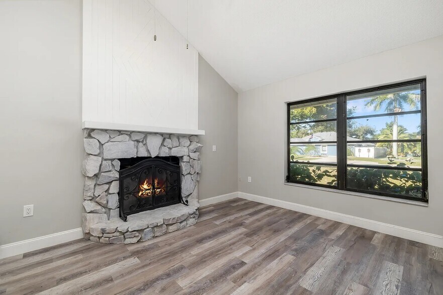 Building Photo - 928 Laurel Ave