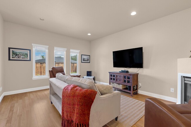 Building Photo - Central 2 Bedroom Home - Reno