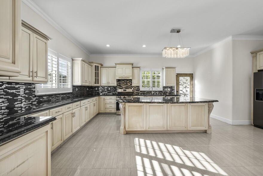 Building Photo - 6223 Simpson Ave