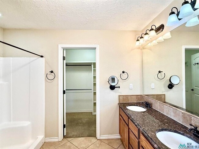 Building Photo - 1347 Oakwood Cir