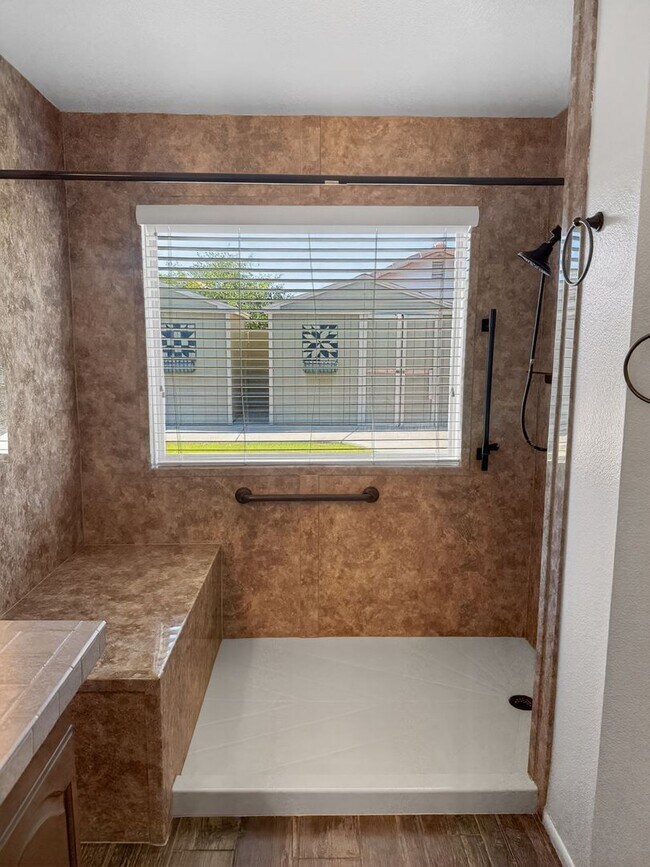 Building Photo - Spacious 4 Bedroom Pool Home in Quiet Cul De Sac