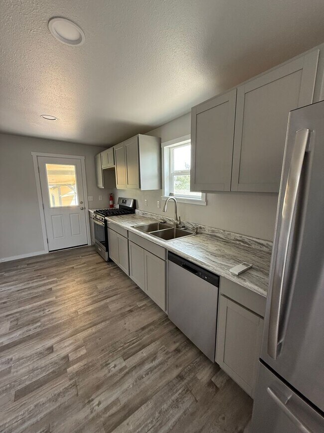 Building Photo - 2 Bedroom 1 Bath-Home