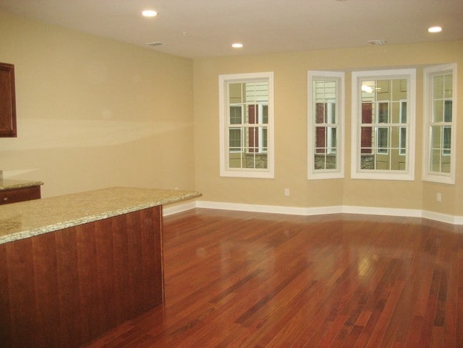 Building Photo - 330 Maple Ave