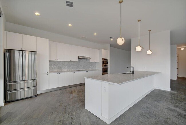 Building Photo - 800 Embassy Dr